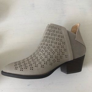 Francesca’s gray bootie